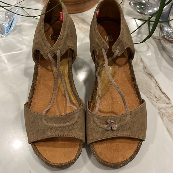 VGUC Camper buckskin leather rubber peep toe 2.5” heel with elastic arch straps - Picture 2 of 9